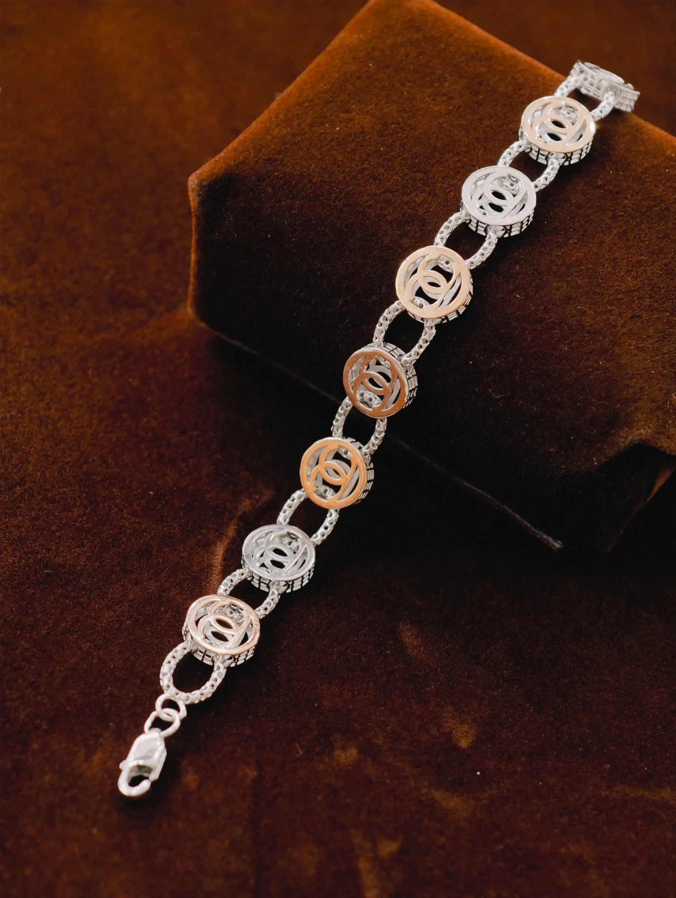 This stylish silver Italian bracelet features alternating round links with silver and dual tone patterns.