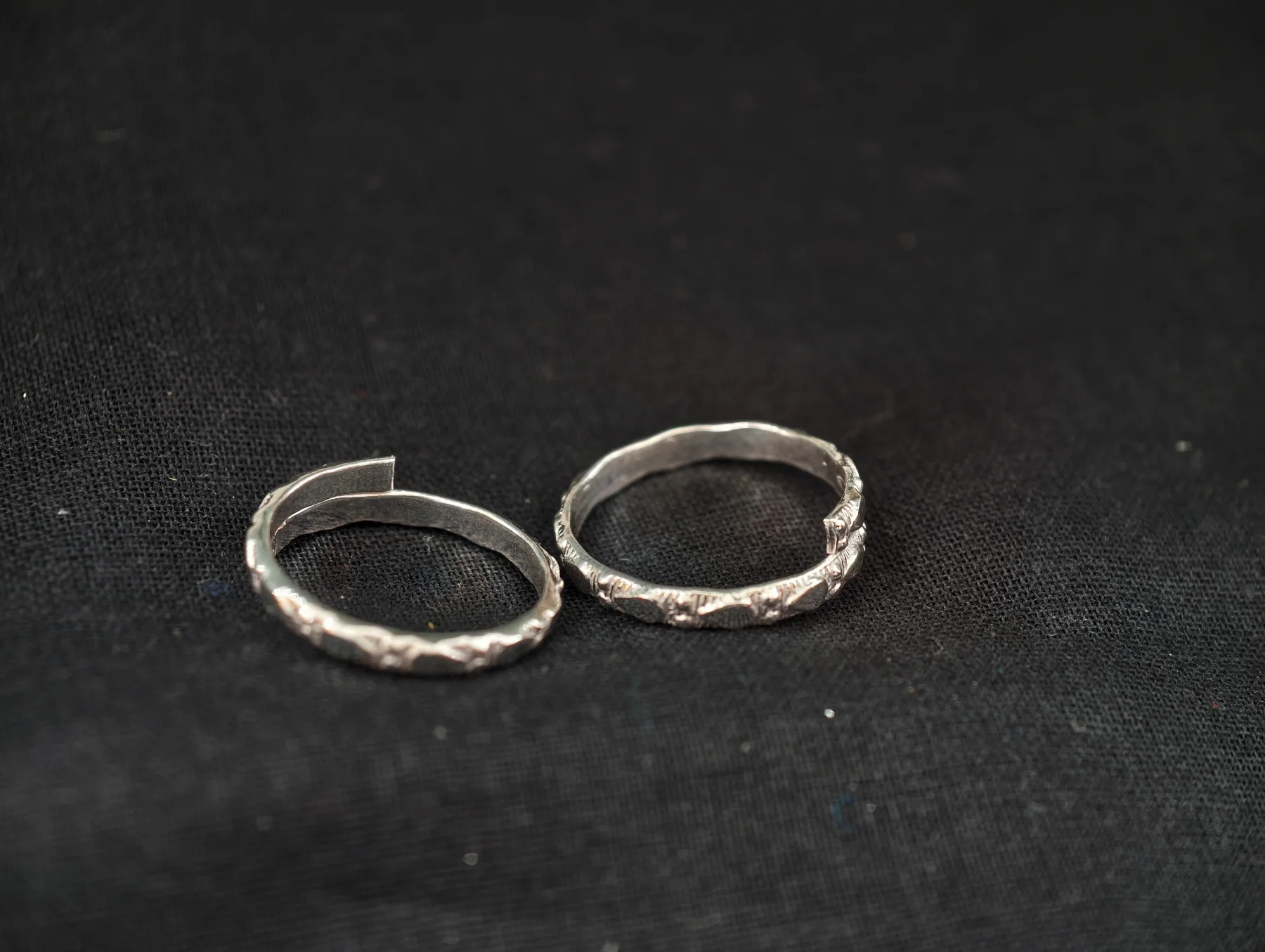 Simple silver bichiya pair with patterned design and glossy finish.