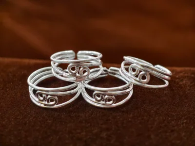 Plain silver bichhiya featuring multi wire bands with looped wire motifs.