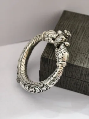 This Rajasthani silver kada features a textured twisted band with detailed elephant head terminals and an antique oxidised finish.