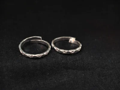 Simple silver bichiya pair with engraved pattern and glossy finish.