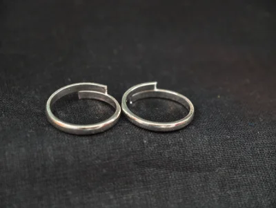 Simple silver bichiya pair with plain shiny finish and open ends for daily wear.