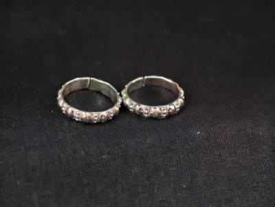 Simple silver bichiya pair with dotted patterns and shiny metallic finish, perfect for daily wear.