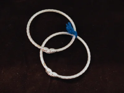 These round silver kadli feature a detailed spiral pattern and textured ends, finished with a bright shine.